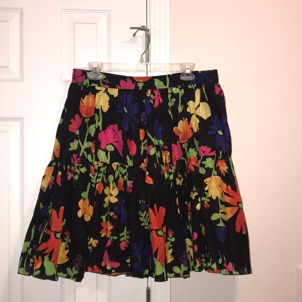 EUC Beautiful floral skirt! 🌸🌺🌷🌼